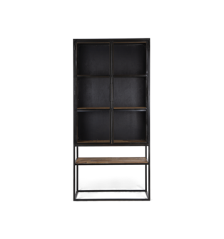 De hoge tweedeurs Salvage Vitrinekast is een schitterend modern meubelstuk voor het etaleren van mooie accessoires.