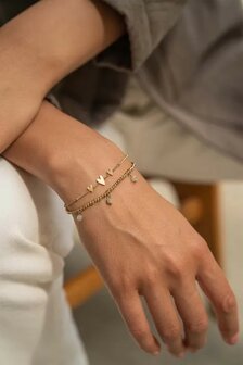 Zusss elastieken kralenarmbandje met blokjes saliegroen/goud