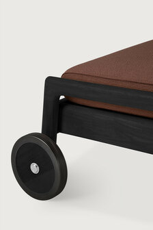 Ethnicraft Jack Outdoor Verstelbaar ligbed Zwart Met Burgundy Kussens
