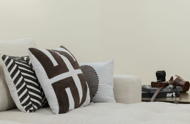 Woood Isla borduur micro velvet chalkwhite 45x45cm
