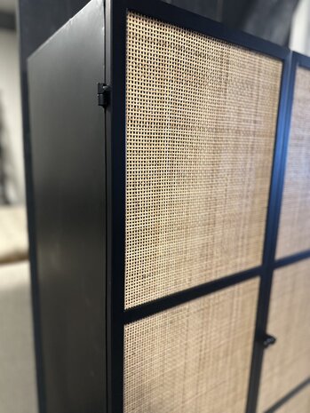 Sale! Zwart metaal kastje met webbing deuren