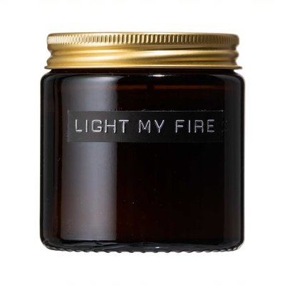 Wellmark kleine geurkaars cedarwood bruin glas 'light my fire'
